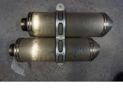 Baksidan på Ljuddämpare från en Ducati Streetfighter 1098 -2010 motorcykel.