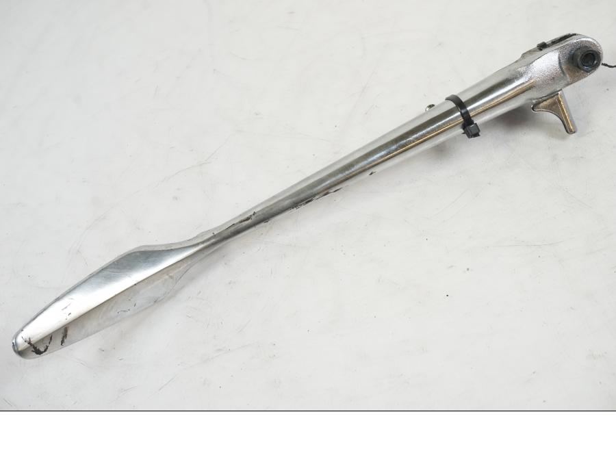 Framsidan på Sidostöd från en Suzuki VZR 1800 -2009 motorcykel.