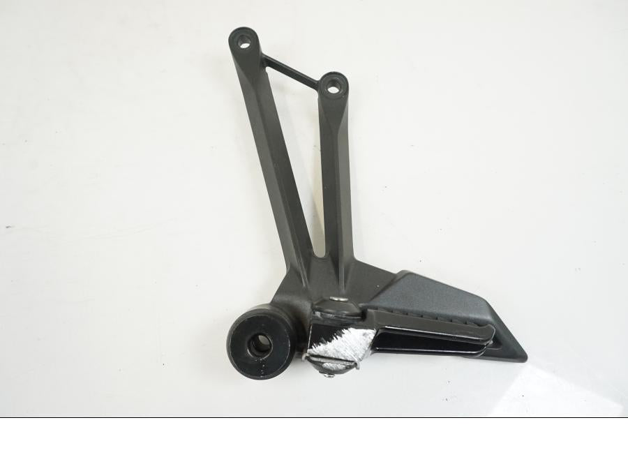 Höger sida på Fotpinnefäste från en Kawasaki Z 1000 -2017 motorcykel.