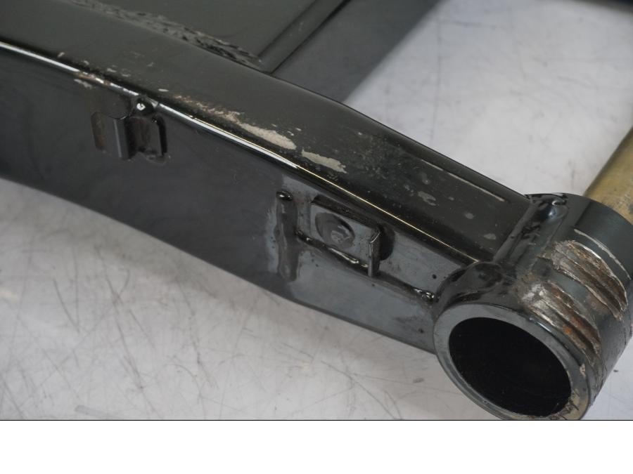 Vänster sida på Sving från en Suzuki VZ 800 -2000 motorcykel.