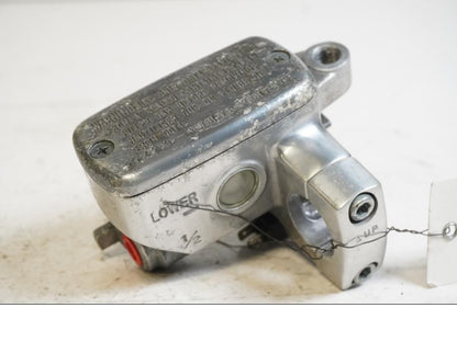 Framsidan på Bromshuvudcylinder från en Honda VT 1100 C -1997 motorcykel.