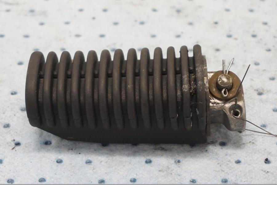 Framsidan på Fotpinne från en BMW F 650 GS -2001 motorcykel.