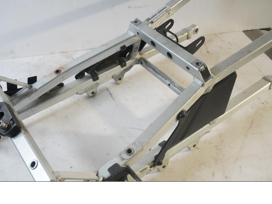 Höger sida på Bakram från en Aprilia RSV 1000 R Tuono -2006 motorcykel.