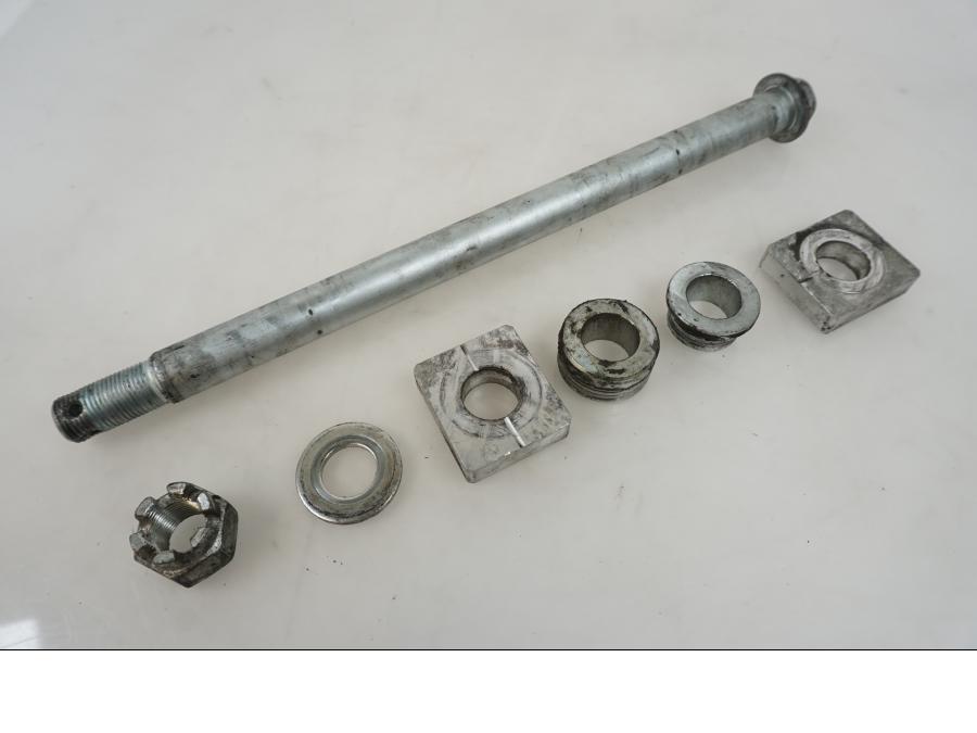 Framsidan på Axel från en Kawasaki ER-6N -2015 motorcykel.