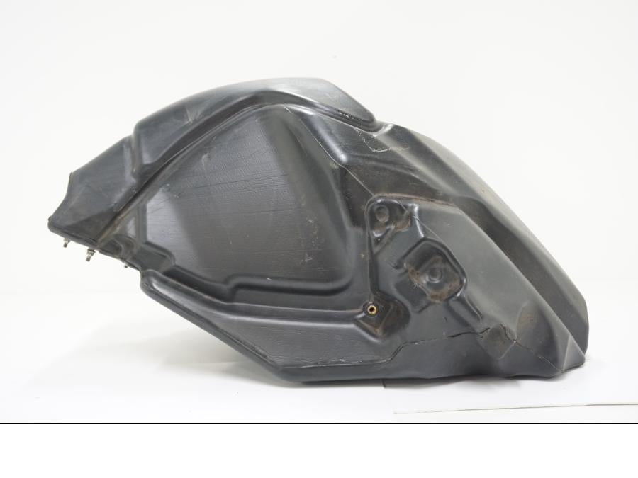 Baksidan på Bensintank från en Aprilia SL 750 Shiver -2008 motorcykel.