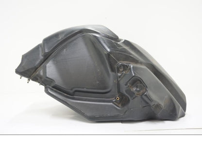 Baksidan på Bensintank från en Aprilia SL 750 Shiver -2008 motorcykel.