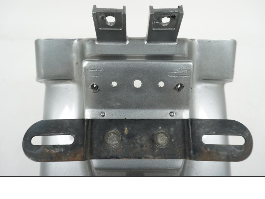 Baksidan på Skylthållare från en Kawasaki ZZR 1100 -1994 motorcykel.