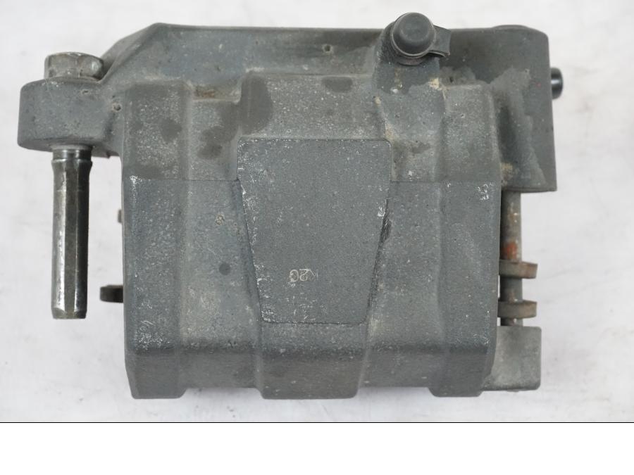 Vänster sida på Bromsok från en Honda NT 650 V -2002 motorcykel.