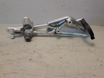 Baksidan på Fotpinnefäste från en BMW K 1200 S -2008 motorcykel.