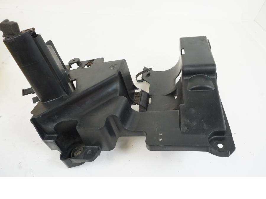 Baksidan på Verktygslåda från en Yamaha XVS 1100 -2004 motorcykel.