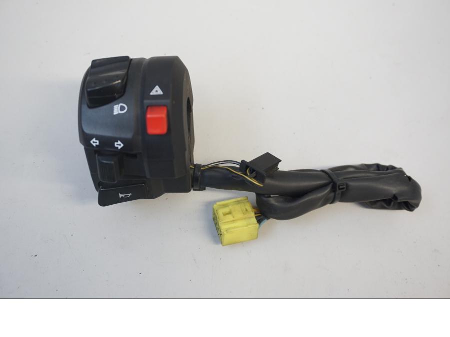 Framsidan på Styrelreglage från en Suzuki SFV 650 A Gladius -2012 motorcykel.