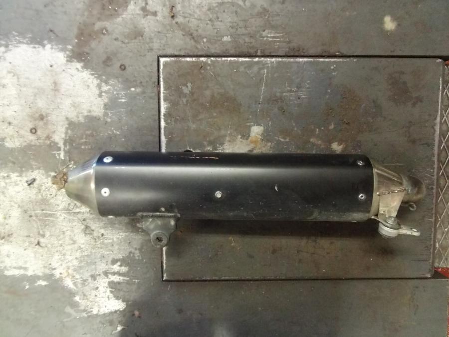 Framsidan på Ljuddämpare från en KTM 625 Duke II -2002 motorcykel.