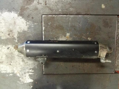 Framsidan på Ljuddämpare från en KTM 625 Duke II -2002 motorcykel.