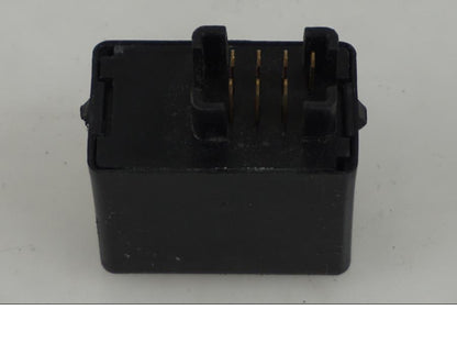 Vänster sida på Blinkersrelä från en Suzuki DL 1000 -2003 motorcykel.