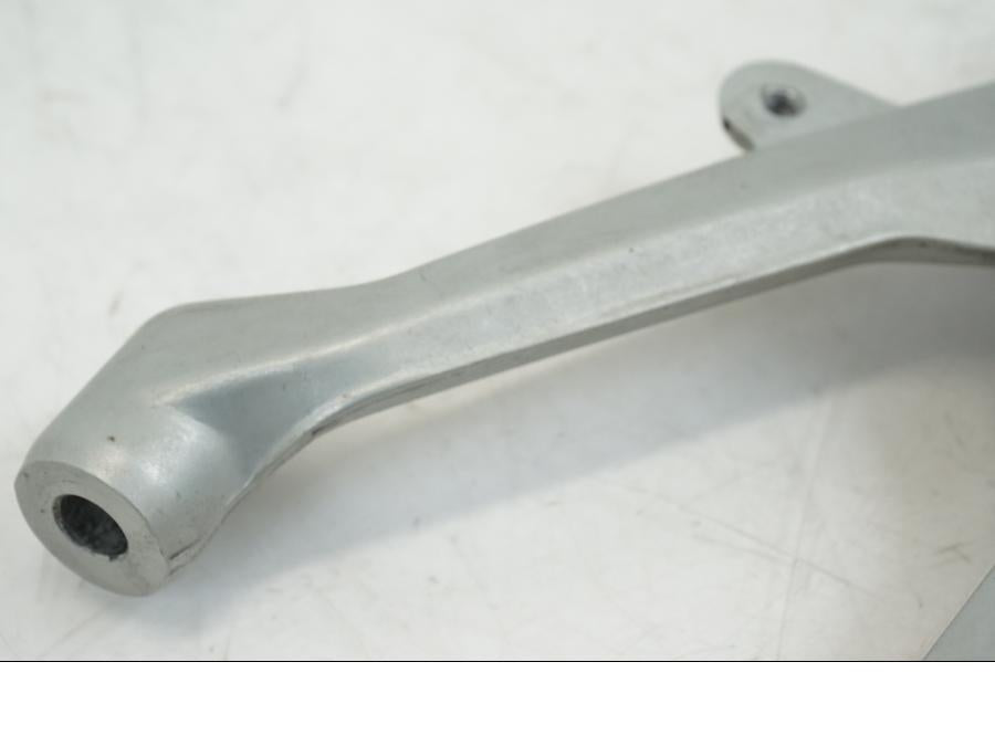 Snett uppifrån på Fotpinnefäste från en Ducati Streetfighter V4 -2020 motorcykel.