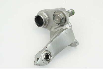 Framsidan på Fotpinnefäste från en Honda XRV 750 -2003 motorcykel.