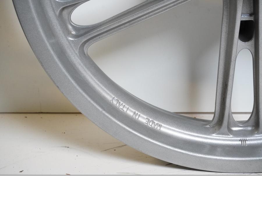 Extrabild5 på Fälg från en Yamaha YZF-R 125 -2009 motorcykel.