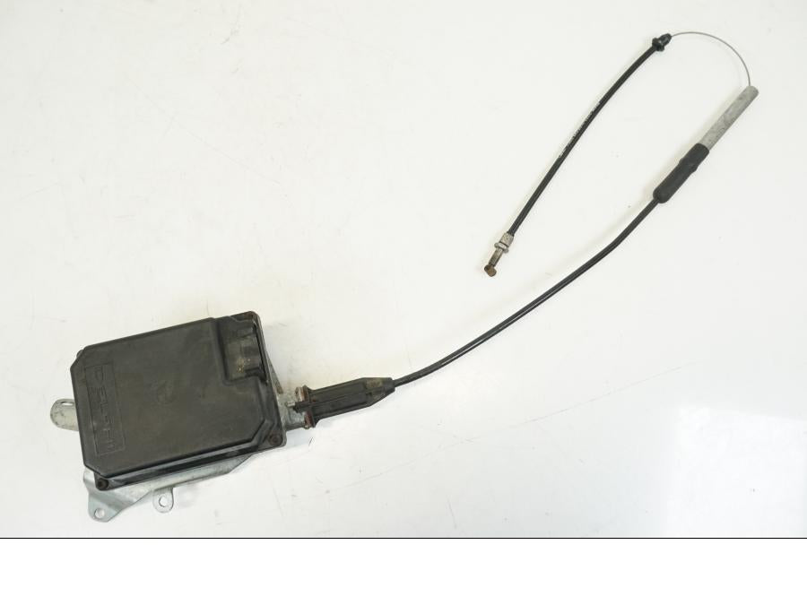 Framsidan på Farthållarservo från en BMW K 1200 LT -2004 motorcykel.