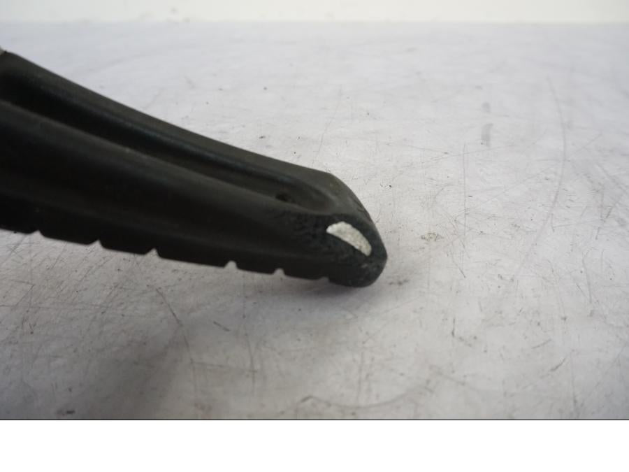 Snett uppifrån på Fotpinnefäste från en KTM 990 Super Duke -2006 motorcykel.