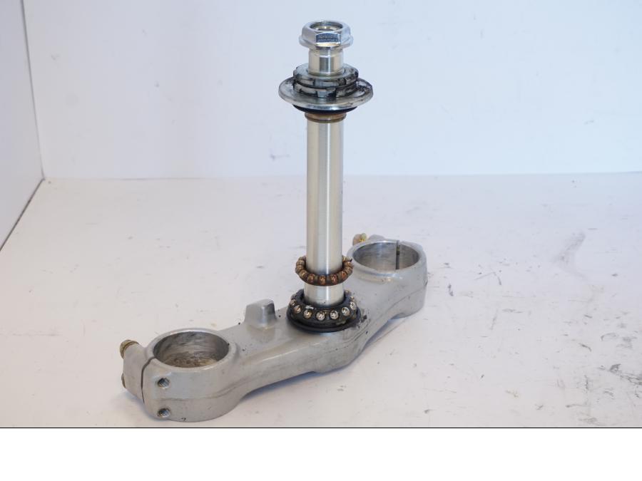 Höger sida på Gaffelkrona från en Honda CBR 900 RR -2001 motorcykel.