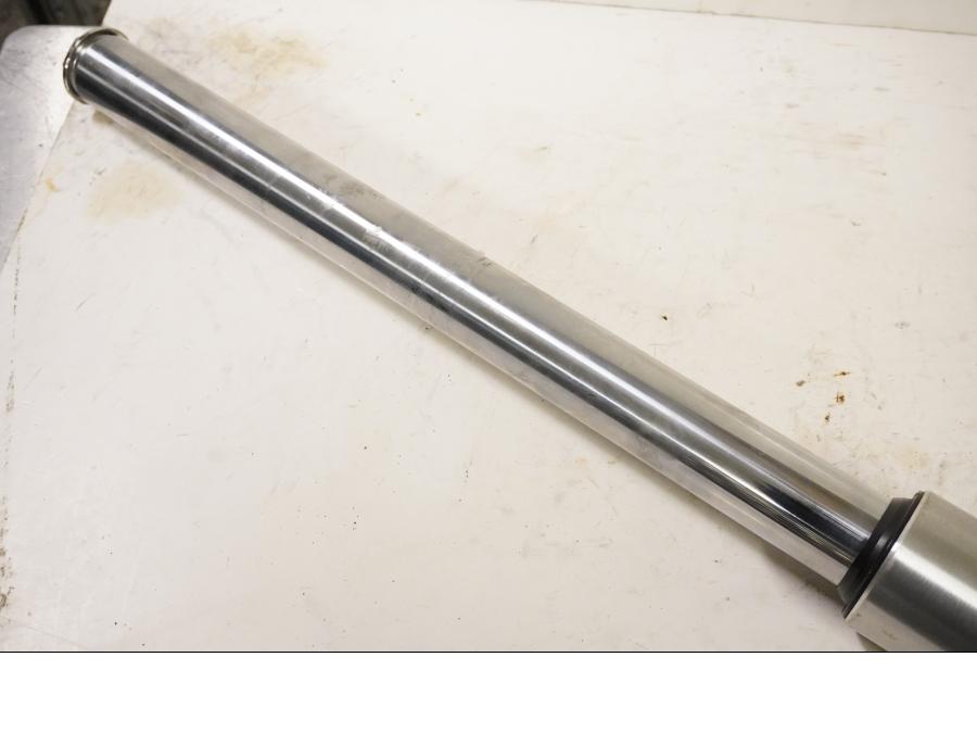 Höger sida på Gaffelben från en Suzuki LS 650 -1996 motorcykel.