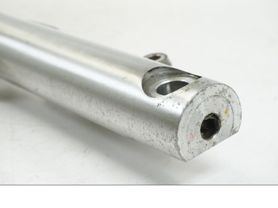 Baksidan på Gaffelben från en Kawasaki VN 800 -2000 motorcykel.