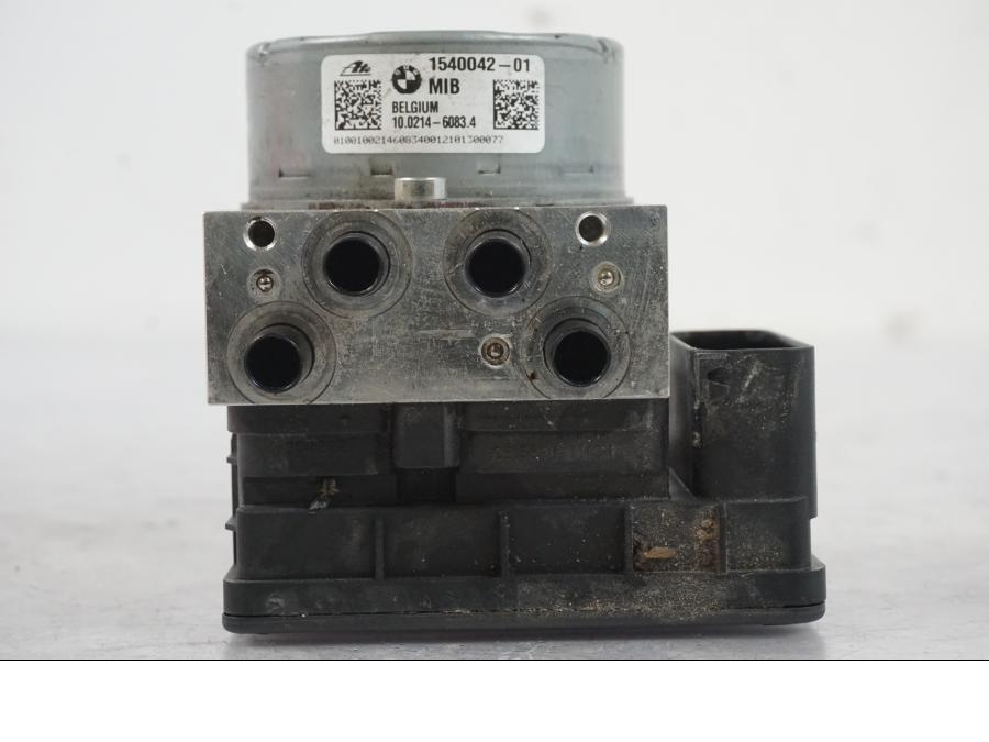 Vänster sida på ABS Modulator från en BMW R 1250 GS -2021 motorcykel.