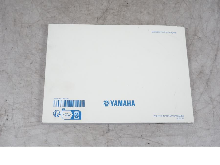 Baksidan på Instruktionsbok från en Yamaha MT-09 -2024 motorcykel.