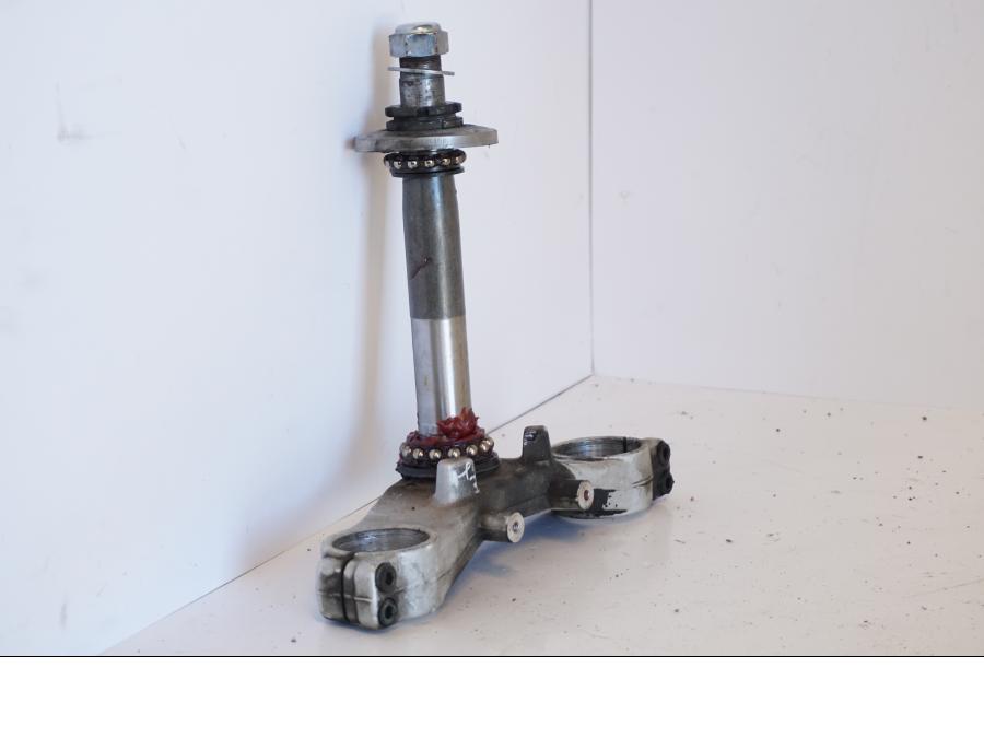 Baksidan på Gaffelkrona från en Yamaha YZF 1000 R -1997 motorcykel.