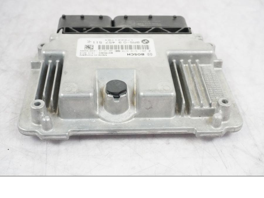 Höger sida på Motronic styrenhet från en BMW R 1250 GSA -2021 motorcykel.