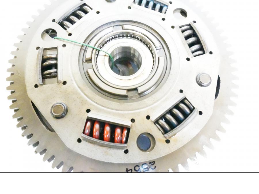 Baksidan på Kopplingskorg från en Yamaha FJR 1300 -2005 motorcykel.