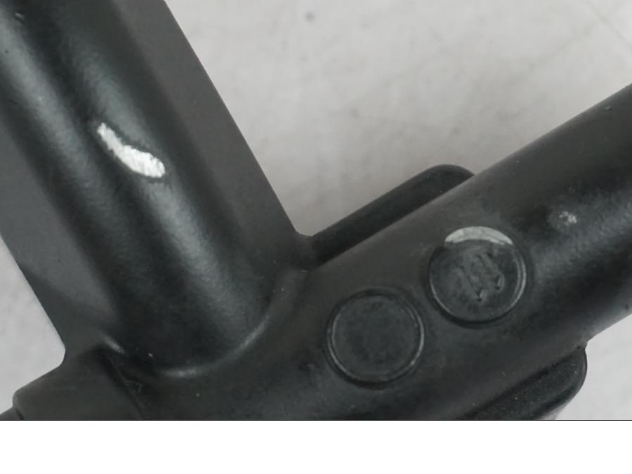 Snett nerifrån på Kopplingshuvudcylinder från en KTM 690 SM R -2009 motorcykel.