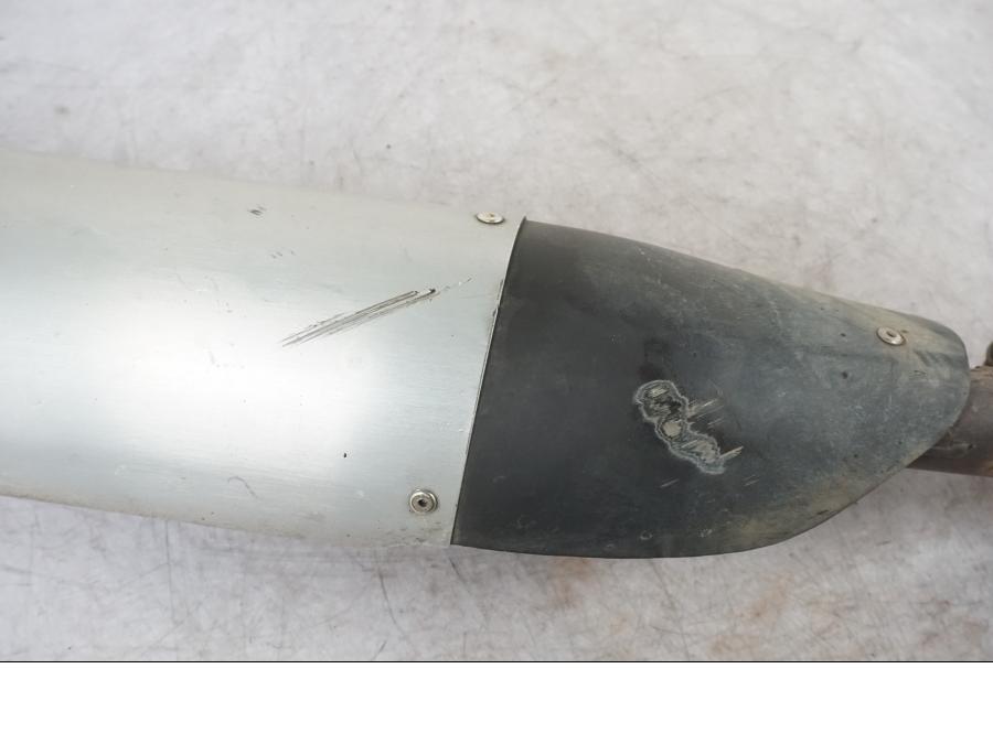 Baksidan på Avgassystem från en Yamaha YZF-R 125 -2009 motorcykel.