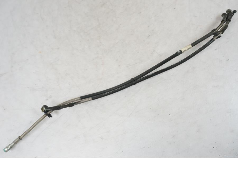 Snett uppifrån på Bromsledning från en Triumph Daytona 955I -2000 motorcykel.