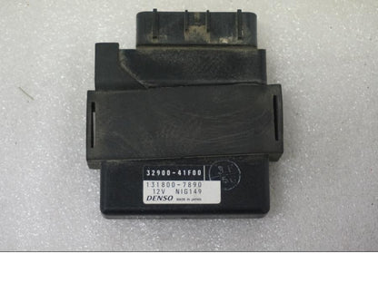 Framsidan på CDI / ECU från en Suzuki VL 800 -2004 motorcykel.