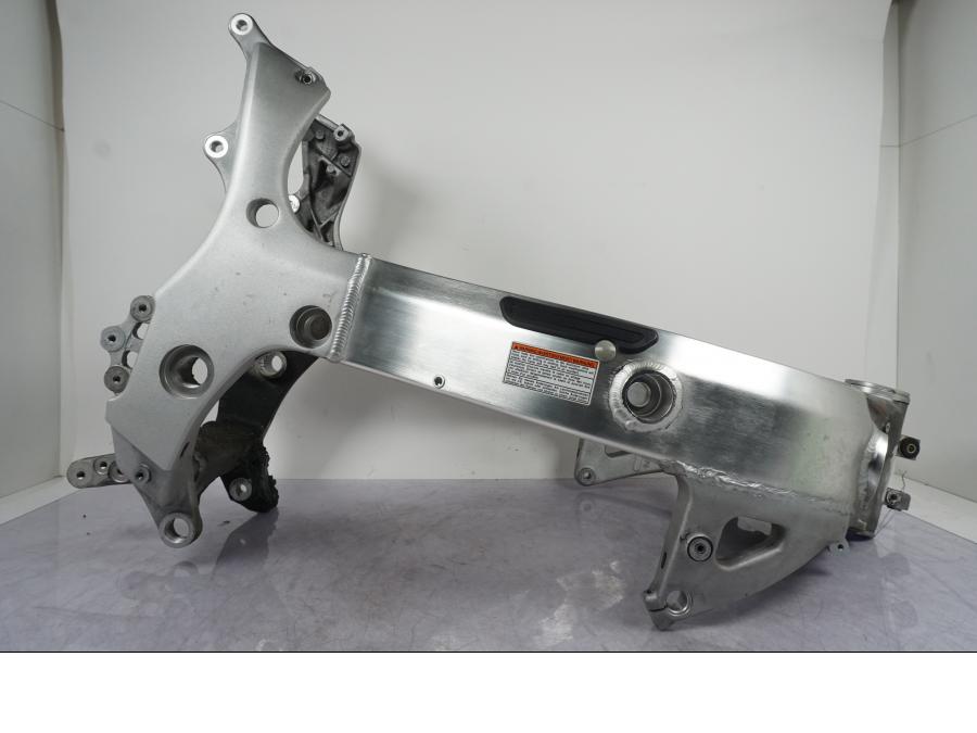 Höger sida på Ram från en Suzuki GSX 1300 RX -1999 motorcykel.