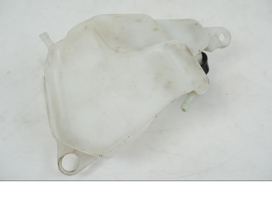 Snett nerifrån på Vattenexpansionskärl från en Kawasaki Z 750 -2006 motorcykel.