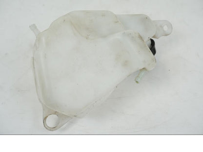 Snett nerifrån på Vattenexpansionskärl från en Kawasaki Z 750 -2006 motorcykel.