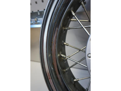 Snett uppifrån på Fälg från en Kawasaki VN 900 -2006 motorcykel.