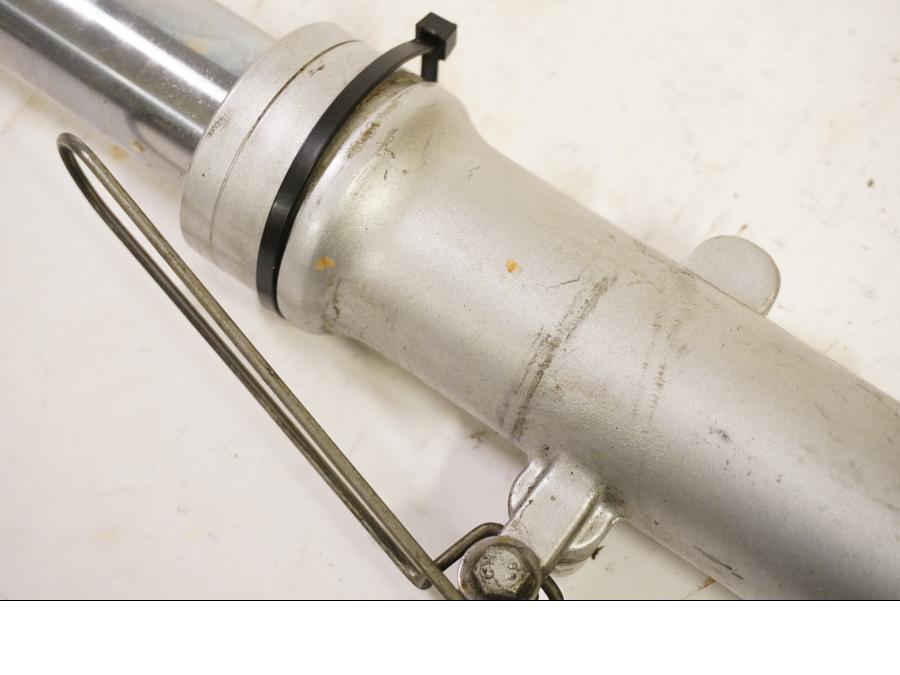 Höger sida på Gaffelben från en Suzuki DR 650 -1991 motorcykel.