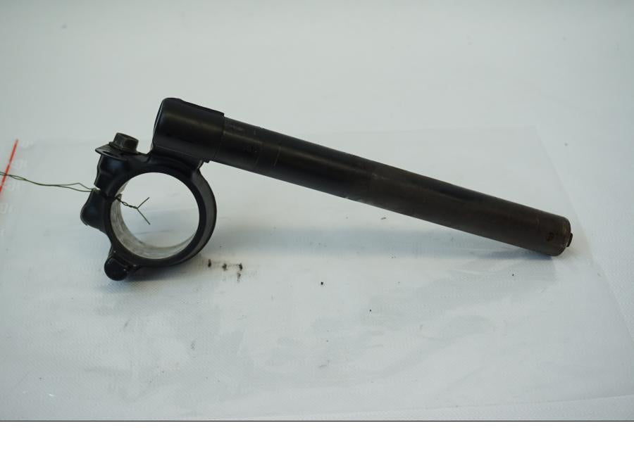 Framsidan på Styre från en Honda CBR 900 RR -1997 motorcykel.