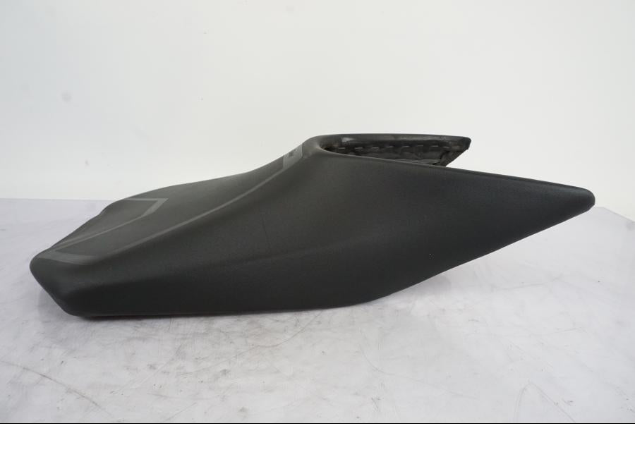 Baksidan på Sadel från en KTM 125 Duke -2017 motorcykel.