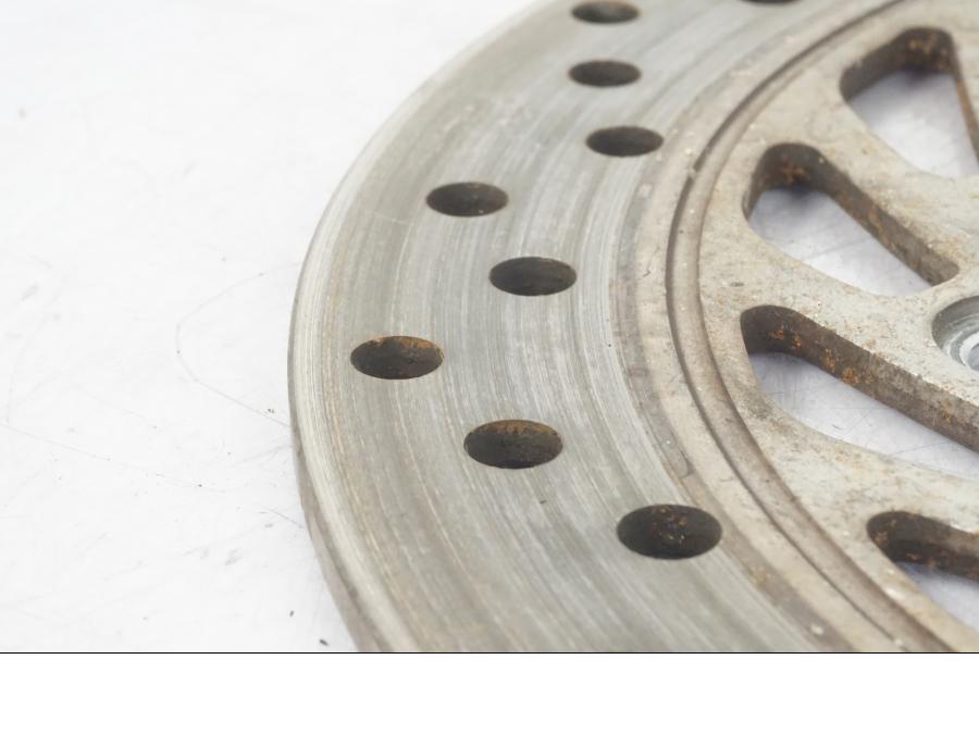 Baksidan på Bromsskiva från en Honda CBR 1000 F -1999 motorcykel.