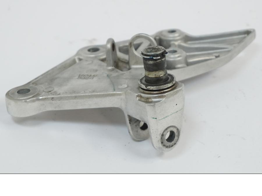 Snett uppifrån på Fotpinnefäste från en Honda CB 650 R -2019 motorcykel.