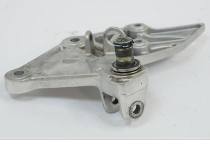 Snett uppifrån på Fotpinnefäste från en Honda CB 650 R -2019 motorcykel.