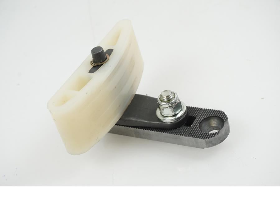 Vänster sida på Kedjesträckare från en H-D Touring Road King Custom FLHRSI -2004 motorcykel.