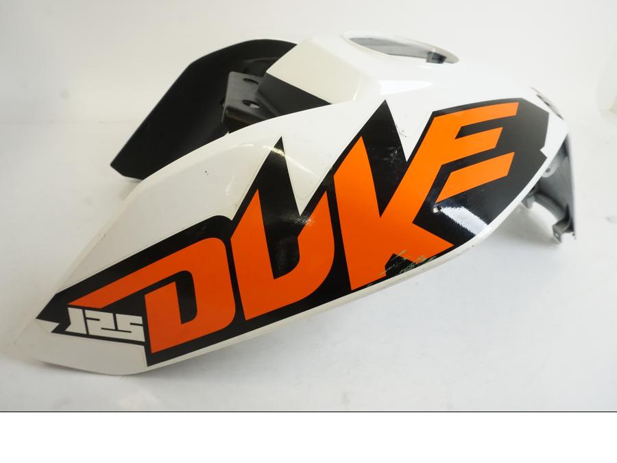 Höger sida på Tankkåpa från en KTM 125 Duke -2014 motorcykel.