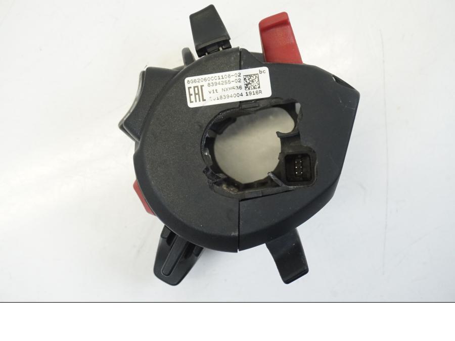 Snett nerifrån på Styrelreglage från en BMW R 1250 GS -2019 motorcykel.