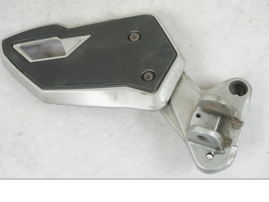 Framsidan på Fotpinnefäste från en Triumph Tiger Explorer -2013 motorcykel.