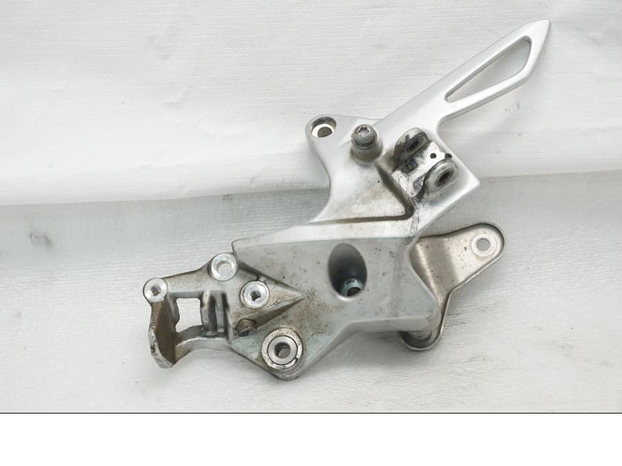 Framsidan på Fotpinnefäste från en BMW F 800 R -2011 motorcykel.